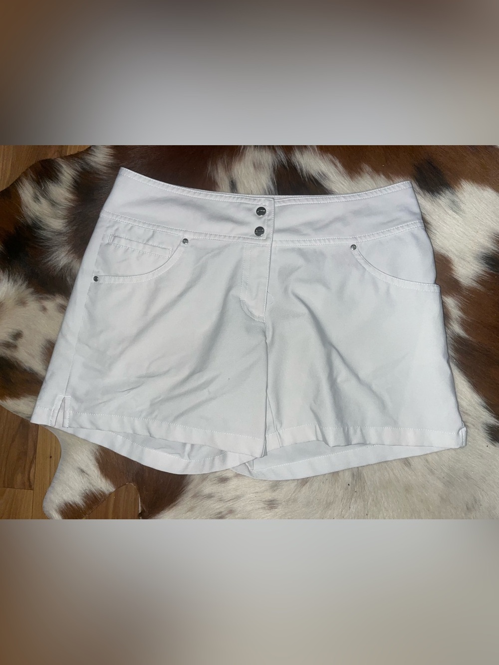 Slazenger Golf size 2 women’s mid rise stretchy off white shorts GUC